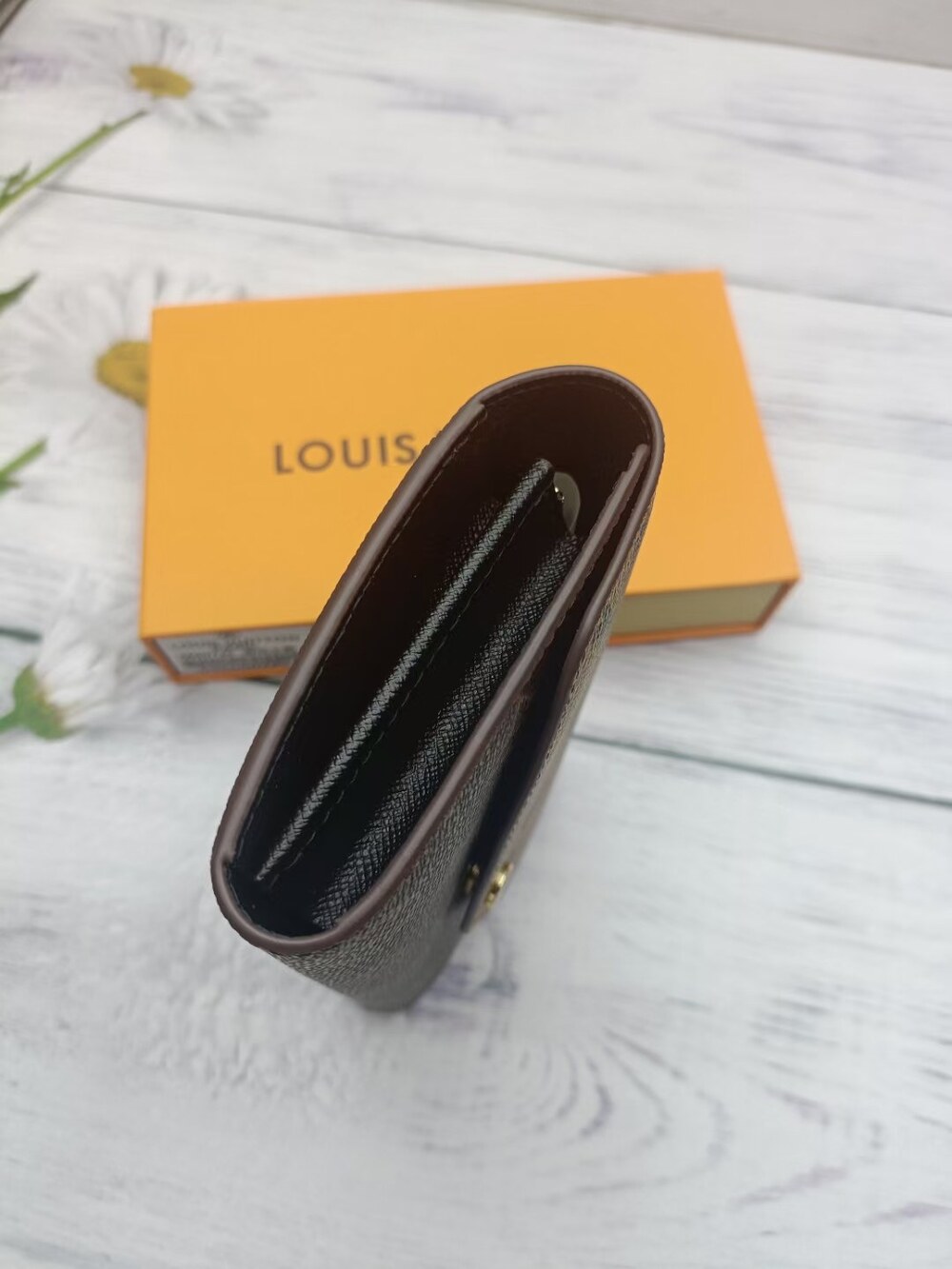 Louis Vuitton Sarah Wallet in Monogram - Picture 5 of 8